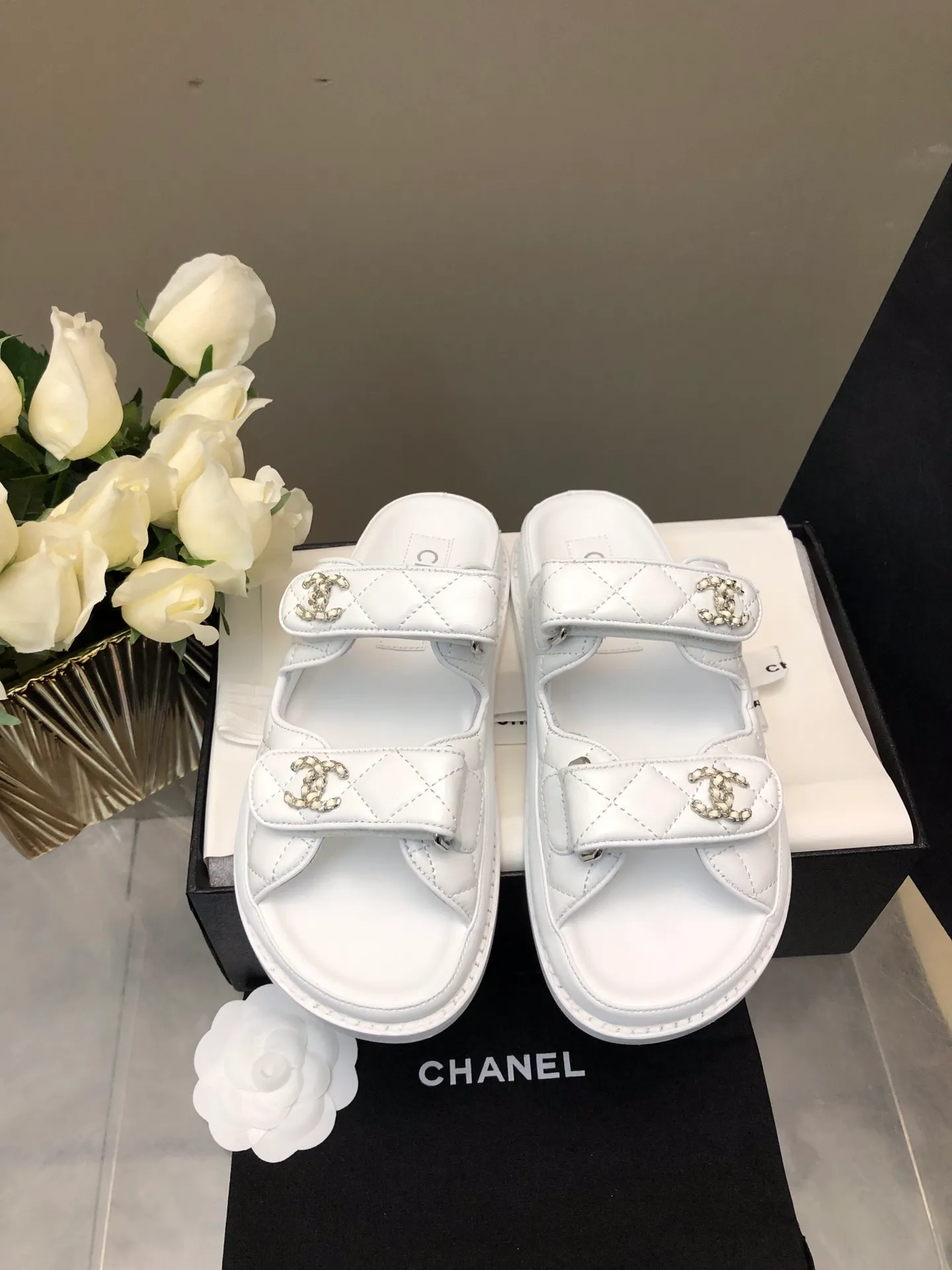 👟👟Ex-factory price 480👟👟 2024 chanel 24p new sandals Xiaoxiang Velcro slippers 24 spring and summer new products The transformation of classic models, so beautiful! Diamond platform platform sandals, slippers, elegant and noble, comfortable and versatile. Upper: lambskin. Foot pad: sheepskin. Sole: cowhide bottom. Size: 35-41. Top quality.